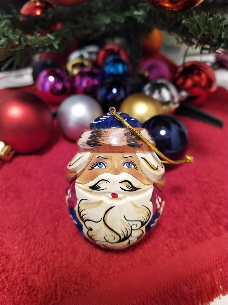 Pakkasukkoa esittävä kuusenkoriste