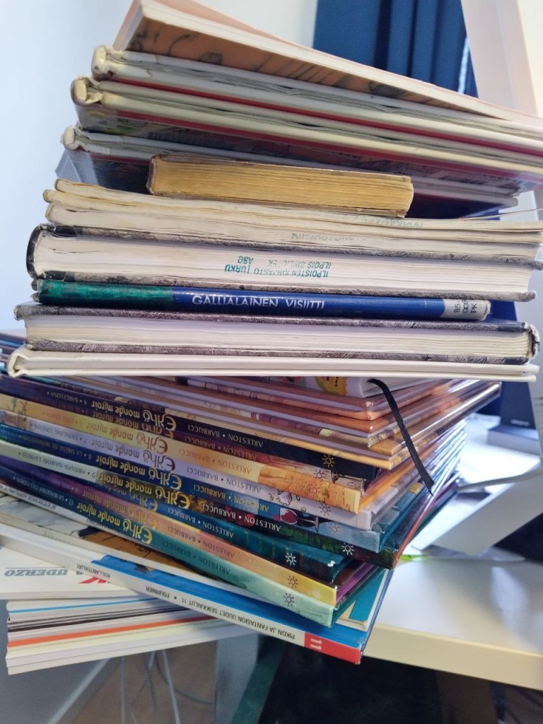 Valokuva pinosta sarjakuvia, joista suurinta osaa ei tunnista. Mukana on Gallialainen visiitti, kymmenisen Ekhöä sekä Piko ja Fantasio Kullantekijät.