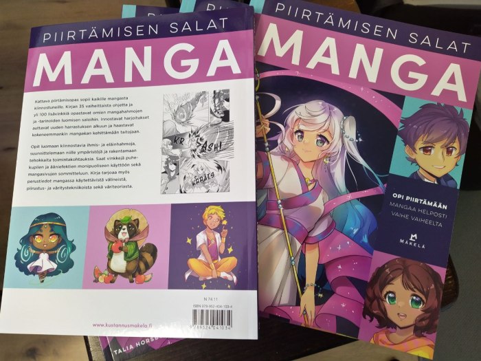 Valokuva kirjan etu- ja takakannesta. Etukannessa on suurimpana valkohiuksinen avaruusfantasiatyttö sekä pikku kasvokuvissa lyhythiuksinen poika ja kiharatukkainen tyttö. Värit ovat pääosin violetin sävyisiä. Takakannessa on mustavalkoinen mangasivu ruutujakoineen, vihreätukkainen fantasiachibijumalatar, hattupäinen tanuki sekä risti-istunnassa oleva iloinen poika.