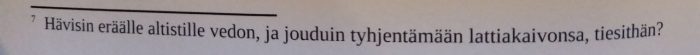 Valokuva kirjan sivusta, jolla on alaviitteen numero 7 ja alaviitteenä lukee Hävisin eräälle altistille vedon, ja jouduin tyhjentämään lattiakaivonsa, tiesithän?
