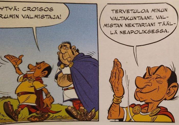 Puolitoista sarjakuvan ruutua, joissa näkyy sama hahmo sivulta kokonaan ja rintakuvassa. Hän on lyhyehkö, ihonväri on oranssihtava, ja hän on päälaelta kalju. Hänen silmänsä on piirretty olemaan ummessa, vaikka ne ovat tarinallisesti auki, ja kulmakarvat ovat kapeat kiemurat korkealla otsalla. Posket ja leuka ovat tavallaan vähän topatun näköiset, kuin näyttelijällä, joka on pannut suuhunsa niitä palloja kasvojenmuodon muuttamiseksi. Hän sanoo Tervetuloa minun valtakuntaani. Valmistan nektariani täällä Neapoliksessa.