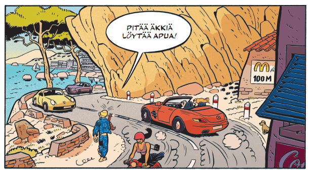 Sarjakuvan ruutu, jossa on kiemurteleva tie. Vasemmalla merta, oikealla tuttu kallionseinämä. Talojen seinässä oleviin mainoskyltteihin on vaihtunut Mäkkärin ja Kokiksen logot. Tiellä ajaa autoja ja skootteri, jota ajaa nainen. Tien laitaa hoipertelee rähjääntynyt Fantasio Spip-orava olallaan ja sanoo Pitää äkkiä löytää apua.