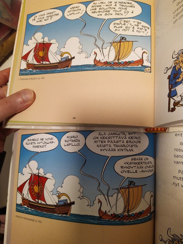 Valokuva kahden kirjan samasta sivusta ranskaksi ja ruotsiksi. Siinä on sarjakuvan ruutu, jossa kaksi purjelaivaa kohtaa merellä. Suomeksi ruudussa ensimmäisestä laivasta kantautuu puhekupla Emmekö me voisi ruveta yhtiökumppaneiksi ja toisessa, merirosvolipun alla seilaavassa sanotaan Nigro notanda lapillo, johon vastataan Älä jankuta. Nyt on keksittävä keino, miten päästä eroon näistä tavaroista hyvään hintaan. Viimeisessä kuplassa vastataan Sehän on yksinkertaista. Ryhdytään ovelta ovelle -myyjiksi. Ranskankielisestä kuvasta näkee, miten viimeisessä ruudussa on paljon heittomerkkejä, myös paikoissa, joissa ranskaksi ei ole heittomerkkejä, eli ne kuvastavat puuttuvaa R-kirjainta.