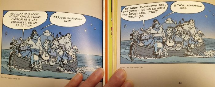 Valokuva kahden kirjan samasta sivusta, toinen ranskaksi ja toinen suomeksi. Molemmissa on sama sarjakuvan ruutu, jossa merirosvot seilaavat öisellä merellä happamina, yhteen pieneen paattiin ahtautuneina. Pukinsarvikypäräpäinen johtaja keulassa sanoo suomeksi Hullumminkin olisi voinut käydä, pojat. Onneksi he eivät heränneet. Se on jo jotakin. Suurikokoinen musta merirosvo vastaa Errare humanum est. Ranskankielisessä versiossa lukee sama repliikki ilman R-kirjainta E''a'e humanum est.