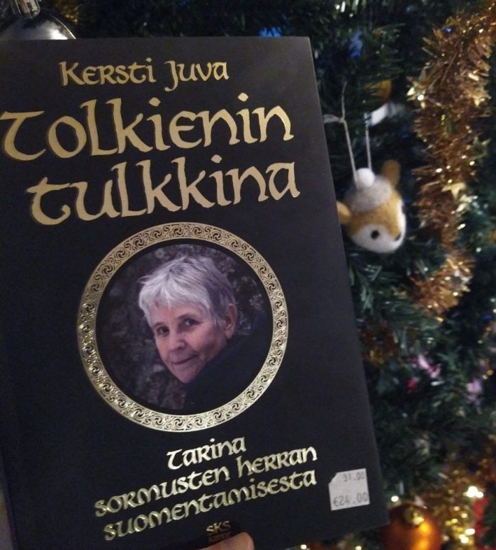 Kirjan Tolkienin tulkkina kansi kuvattuna joulukuusen edessä.