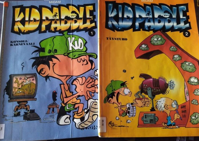 Kaksi Kid Paddle -sarjakuva-albumin kantta vierekkäin. Ykkösalbumin nimi on Konsolikarnevaali, ja siinä lippalakkipäinen poikahahmo poistuu tyytyväisenä television ja joystickin äärestä, kun ruudulla näkyy hirviö, joka on saanut kirveestä selkäänsä. Kakkosalbumin nimi on Täystuho ja lippishahmo pelaa siinä peliautomaatilla kädet tykkiä käytellen niin nopeasti, että ne tykki heiluu. Vieressä silmälasipäinen poika pitää tukkimiehen kirjanpitoa pelikoneen kylkeen.