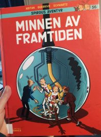 Sarjakuva-albumin Minnen av framtiden kansi. Punaisella taustalla on suuri läpinäkyvä kupla, jossa Piko, Fantasio ja Spip ovat sisällä jossakin laitteessa oudoissa valkoisissa haalariasuissa. Kuplan ulkopuolella seisovat arkiasuihinsa pukeutuneet Piko ja Fantasio sekä Spip ihmettelemässä kaksoisolentojaan seinämän läpi. Heistä kirjan reunoja kohden lankeavat varjot ovat dramaattisia ja voimakkaita.