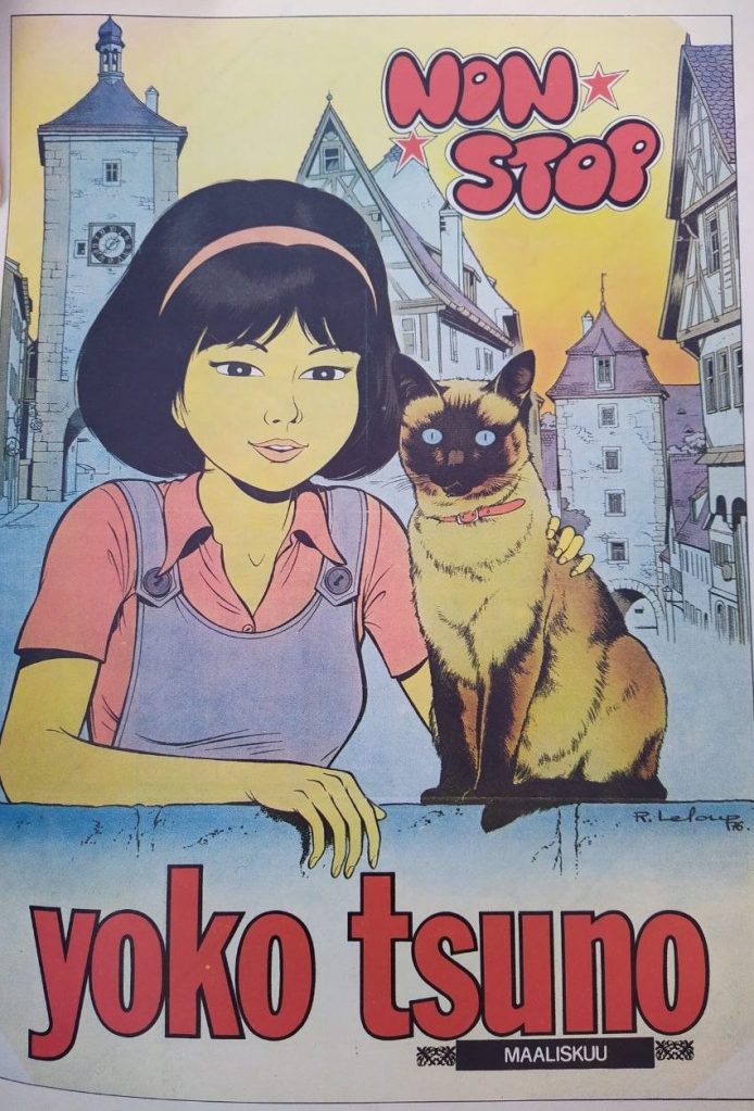 Koko sivun piirroskuva, jossa lukee Non Stop Yoko Tsuno maaliskuu. Kuvassa on Yoko katselemassa jonkin muurin reunalla hymyssä suin ja hän pitelee tai silittää toisella kädellään siaminkissaa, joka istuu muurilla. Yokon silmät ovat suuntautuneet ohi katsojasta alaviistoon, mutta kissa toljottaa viirusilmillään suoraan sieluusi. Taustalla näkyy vanhaa kaupunkia.